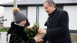 Вячеслав Гладков вручил ключи от нового жилья детям-сиротам из Белгородского района