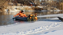 Сотрудники МЧС отработали в Белгороде действия по оказанию помощи провалившимся под лёд