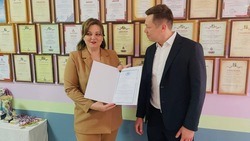 Никита Румянцев вручил благодарственное письмо заведующей детского сада села Стрелецкое