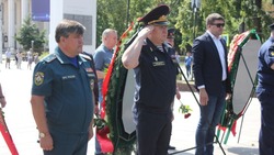 Начальник ГУ МЧС России по Белгородской области возложил цветы к мемориалу «Скорбящая мать»