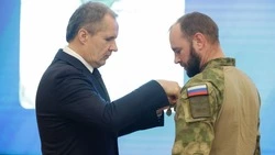 Вячеслав Гладков вручил государственные и региональные награды 107 бойцам самообороны