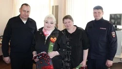 Сотрудники Белгородского ЛО МВД стали участниками акции «8 марта – в каждый дом»