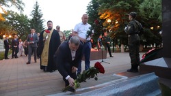 Владимир Перцев возложил цветы к памятнику погибших воинов в Майском