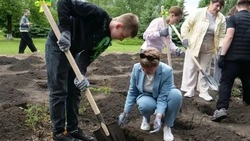 Сад роз в парке «Русский лес» торжественно открыли в Майском