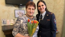 Белгородские полицейские навестили ветерана ОВД в рамках акции «8 марта каждый день»