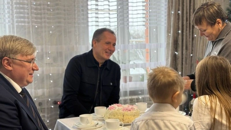 Вячеслав Гладков навестил семью военнослужащего в Новооскольском округе