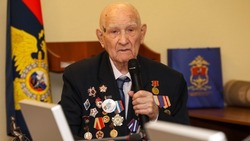 Полицейские УТ МВД России по ЦФО поздравили со 100-летием ветерана ВОВ Фёдора Барилова