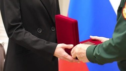 Директор Росгвардии вручил медаль «Золотая звезда» родственникам Героя России Алексея Осипова