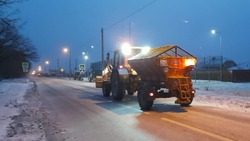 Коммунальщики занялись расчисткой снега в Белгородском районе с самого утра