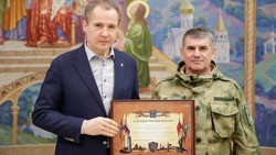 Вячеслав Гладков передал областные награды бойцам «Барс-Белгород»