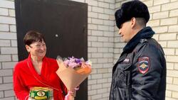 Белгородки получили приятные сюрпризы от полицейских