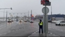 Госавтоинспекторы обеспечили безопасность движения во время запуска нового светофора в Северном