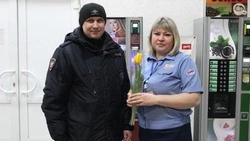 Белгородские транспортные полицейские поздравили женщин с 8 Марта
