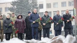 Вячеслав Гладков возложил цветы к мемориалу в память о жертвах трагедии на Камышитовом заводе 