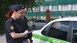 Губкинские судебные приставы взыскали компенсацию ущерба с мужчины
