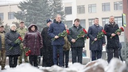 Вячеслав Гладков возложил цветы к мемориалу в память о жертвах трагедии на Камышитовом заводе 