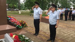 Сотрудники ОМВД России по Белгородскому району возложили цветы к братской могиле советских воинов