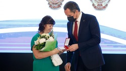 Вячеслав Гладков вручил награды многодетным матерям Белгородской области