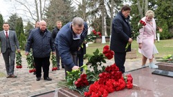 Владимир Перцев возложил цветы к мемориалу Василия Горина и его жены Елены Павловны