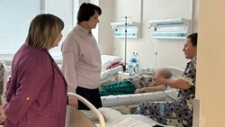 Татьяна Круглякова навестила пострадавших после атак ВСУ земляков в больницах