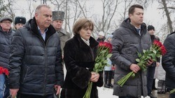 Анна Куташова возложила цветы к братской могиле погибших в годы Великой Отечественной войны солдат