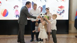 Вячеслав Гладков наградил многодетные семьи Белгородской области