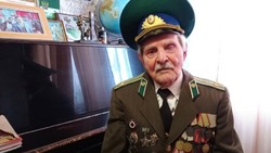 Белгородские пограничники поздравили с Днём Победы ветерана ВОВ Александра Захарова
