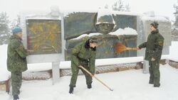 Белгородские курсанты навели порядок возле исторического памятника