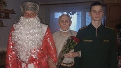 Белгородские росгвардейцы поздравили с Новым Годом и Рождеством ветерана войск правопорядка