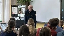 Росгвардеец провёл профилактическую беседу со школьниками Новооскольского района
