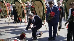 Вячеслав Гладков возложил цветы к Вечному огню в Белгороде