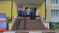 Ансамбль «Зоренька» выступил возле избирательных участков в Беловском Белгородского района