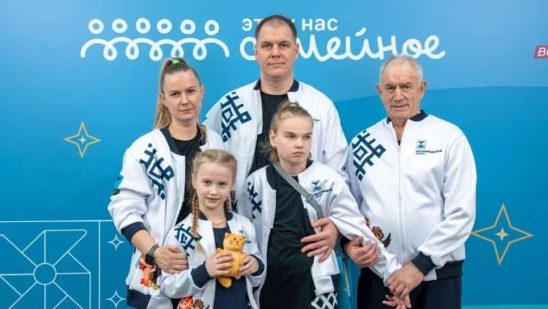 Три сестры и мама с папой