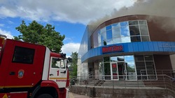 Возгорание произошло на крыше спортивно-оздоровительного клуба в Белгороде