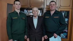 Белгородские росгвардейцы поздравили с Рождеством Христовым и Новым годом ветерана службы