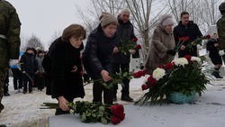 Анна Куташова возложила цветы к Памятнику павшим воинам на Аллее Славы в Октябрьском
