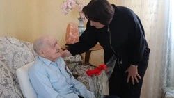 Татьяна Круглякова навестила труженика тыла и ребёнка войны Дмитрия Мануилова