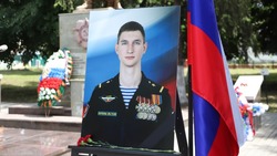 Память кавалера трёх Орденов Мужества Максима Соснина увековечили на Аллее Славы посёлка Октябрьский