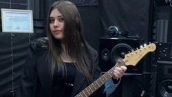 Заведующая Петропавловским клубом Алиса Шипилова порадовала белгородцев новой песней