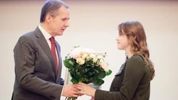 Вячеслав Гладков вручил стипендии губернатора лучшим студентам – будущим педагогам