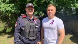 Полицейские и общественники Белгородского района присоединились к акции «Российский триколор»