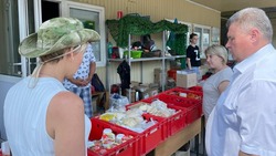 Владимир Перцев посетил волонтёрский пункт в муниципалитете