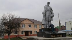 Власти отремонтировали памятник советским воинам в Майском