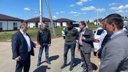 Глава администрации Белгородского района Владимир Перцев осмотрел построенные для детей-сирот дома
