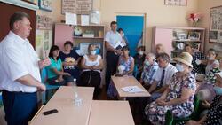 Владимир Перцев встретился с учителями и родителями учеников Петровской школы
