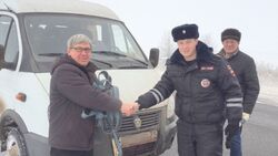 Белгородские автоинспекторы помогли водителю вызволить «газель» из снежного плена