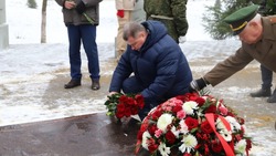 Владимир Перцев возложил цветы к Памятнику павшим воинам на Аллее Славы в Октябрьском