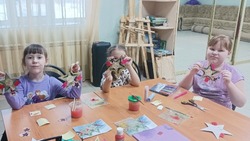 Юные жители села Беловское изготовили открытки для защитников