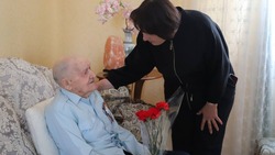 Татьяна Круглякова навестила труженика тыла и ребёнка войны Дмитрия Мануилова