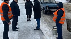 Владимир Перцев проверил работы по обработке пескосоляной смесью дорог и тротуаров